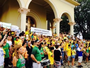 Manifestantes pedem saída de Dilma Rousseff da Presidência do Brasil