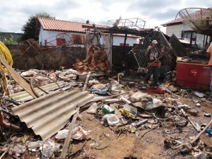 Muito lixo e recipientes que acumulam água são encontrados no local