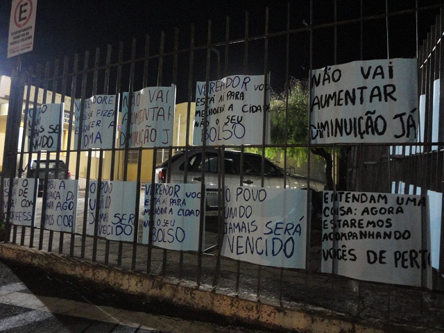 Câmara Vereadores Três Pontas Protesto Redução Cartazes 1