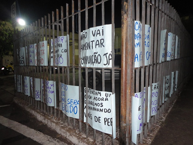 Câmara Vereadores Três Pontas Protesto Redução Cartazes 4
