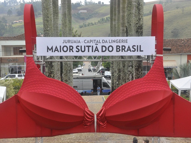 Juruaia lança o maior sutiã do Brasil no 11 Festlingerie 2