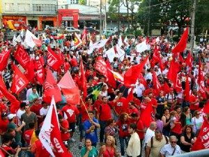 Varias pessoas sairam em passeata da Praca Santos Andrade sentido a Boca Maldita. A manifestacao foi de apoio ao governo Dilma.