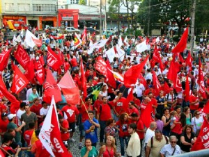 Varias pessoas sairam em passeata da Praca Santos Andrade sentido a Boca Maldita. A manifestacao foi de apoio ao governo Dilma.