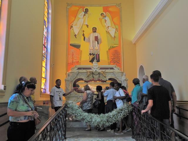 Devotos visitam túmulo de Padre Victor em Três Pontas MG
