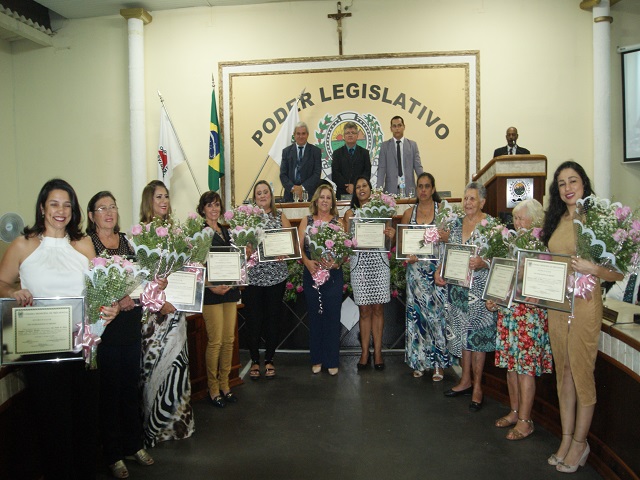 Mulheres recebendo flores homenagem dia da mulher