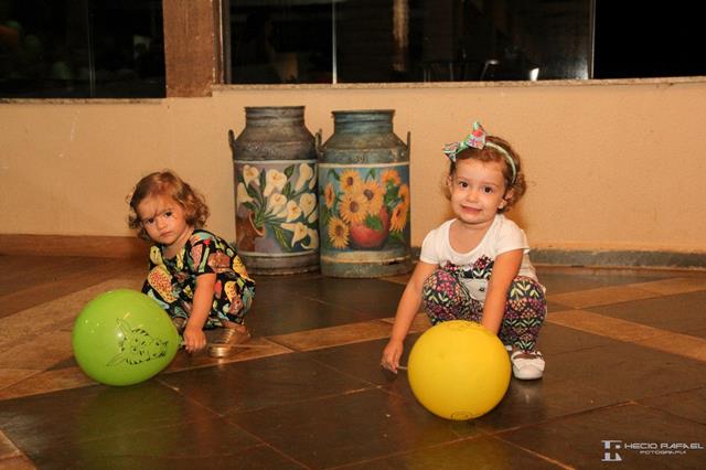 Meninas brincando bola
