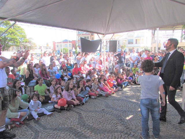 Público crianças praça cooperar cocatrel