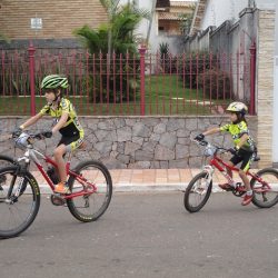 Criança de bicicleta TOC