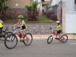 Criança de bicicleta TOC